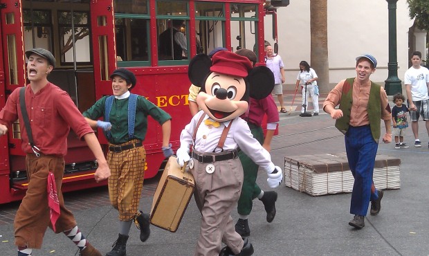 mickey-with-a-suitcase-and-a-dream-on-buenavistastreet-620x370